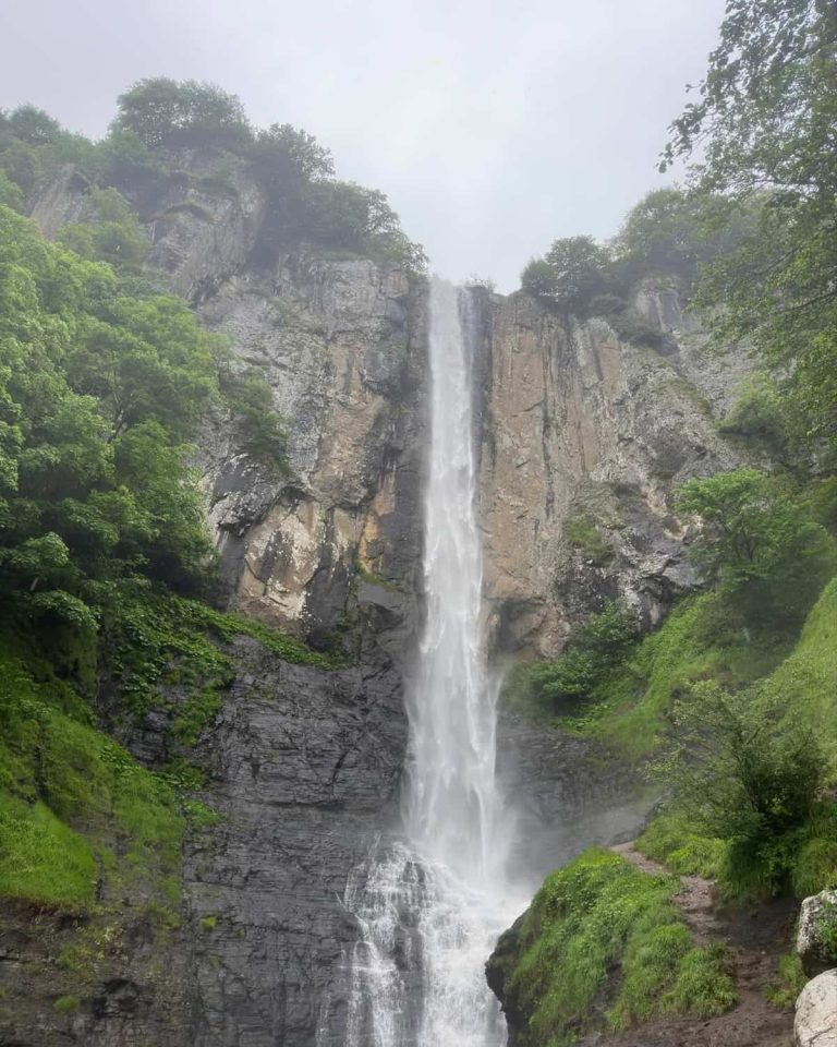 نمای زیبای ابشار لاتون در گیلان